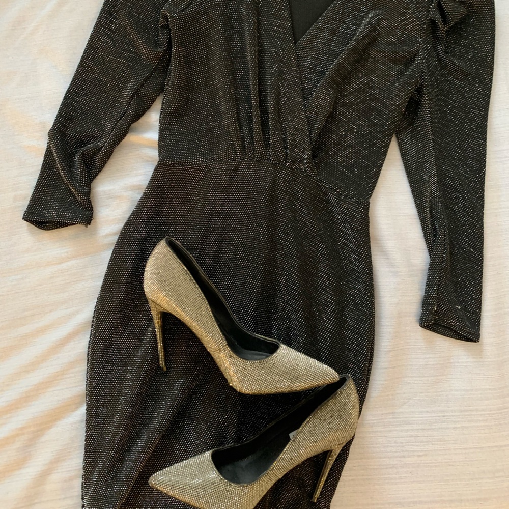 Perfect party dress.favlux hides front belly  and shapes the figure pretty well
